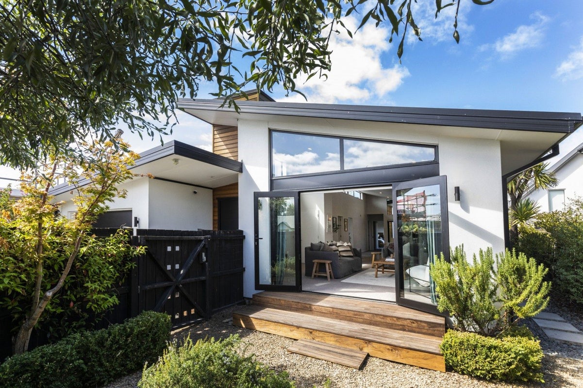 136 Edgeware Road, St Albans, Christchurch - Carousel 1