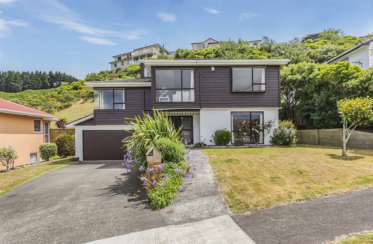 18 Ordley Grove, Tawa, Wellington - Carousel 1