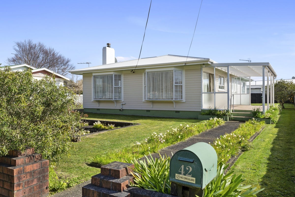 42 Queens Road, Glen Avon, New Plymouth - Carousel 22