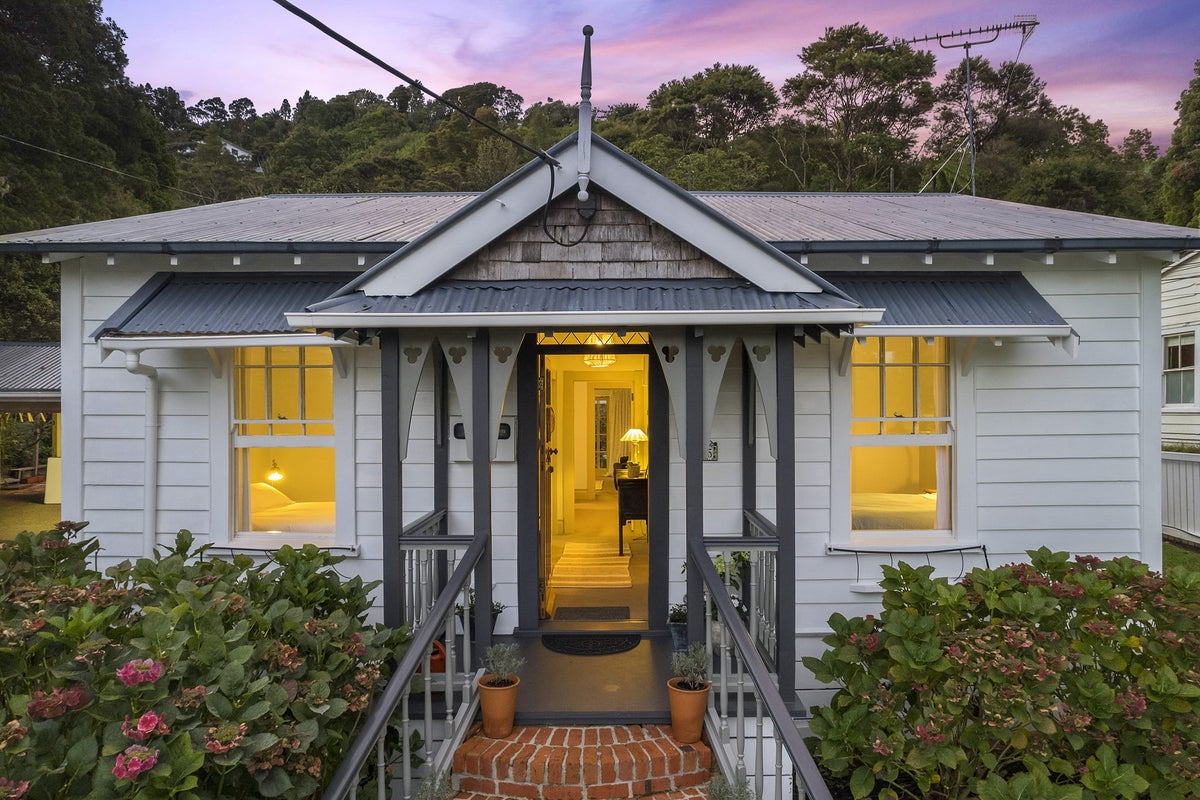 15 Huia Road, Titirangi, Auckland - Carousel 1