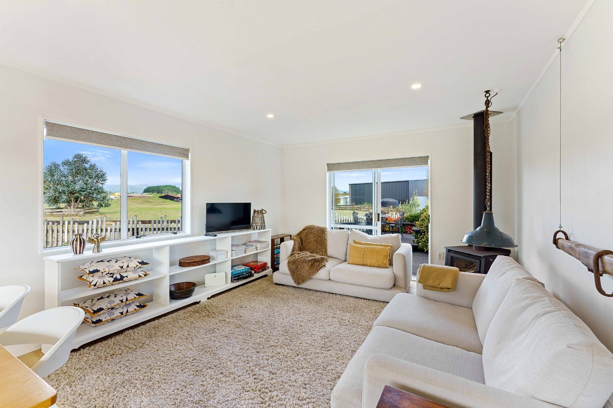 3 Mavis Avenue, Waikawa Beach, Manakau - Carousel 2