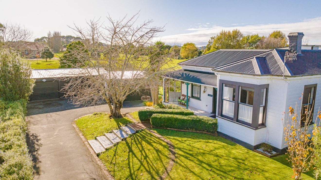 1 Saint Johns Heights, Otamatea, Whanganui - Carousel 1