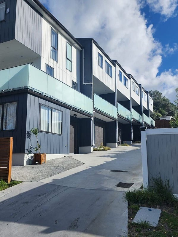 22F Totaravale Drive, Totara Vale, Auckland - Carousel 1