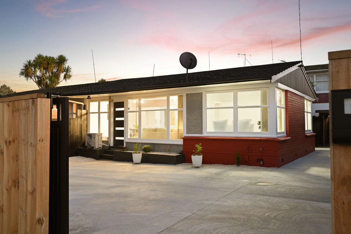 1A Dyer Street, Whitiora, Hamilton - Carousel 1