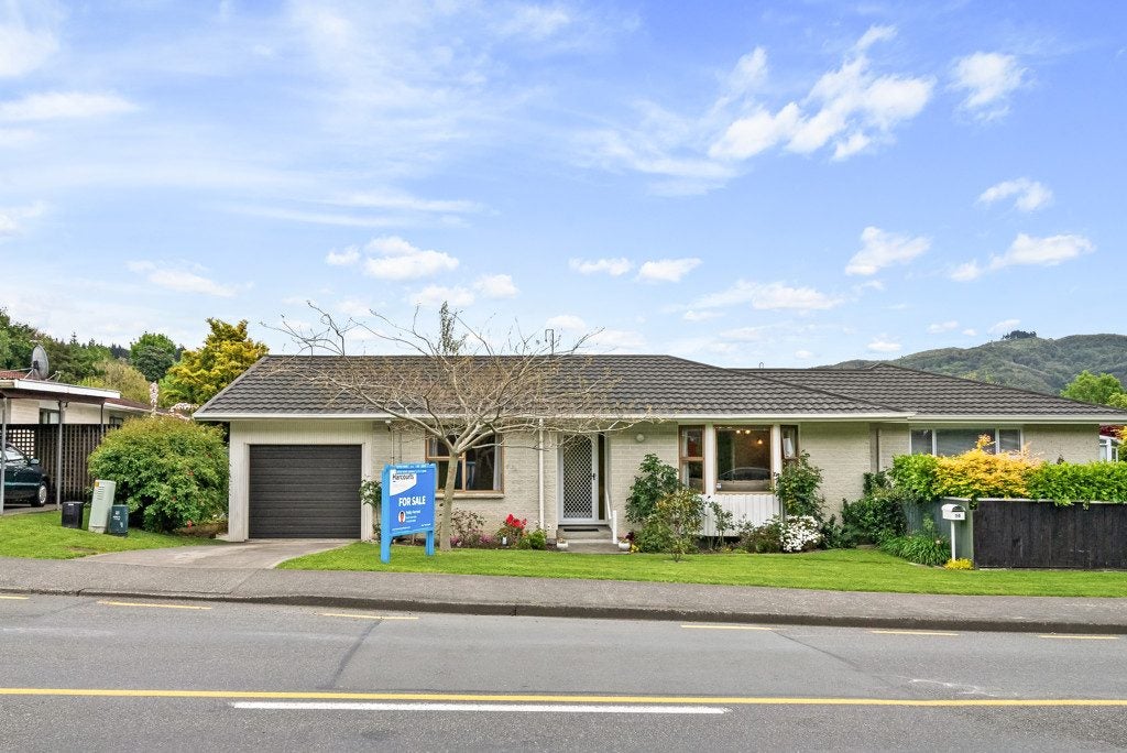 2/16 Blue Mountains Road, Pinehaven, Upper Hutt - Carousel 1