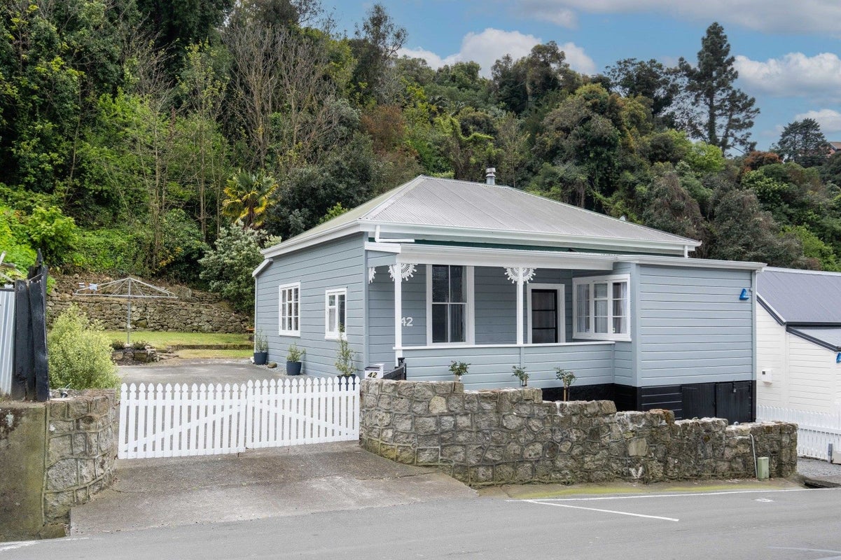 42 Coote Road, Bluff Hill, Napier - Carousel 1