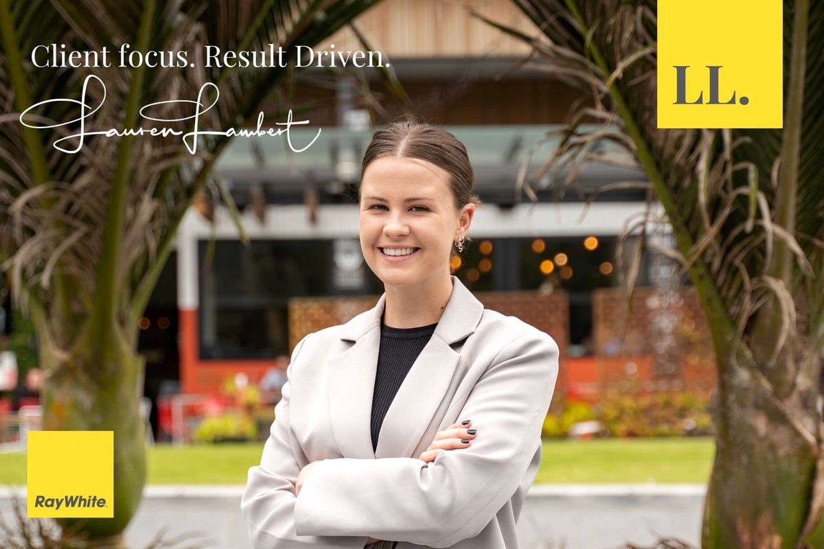3A Crompton Road, Massey, Auckland - Carousel 21
