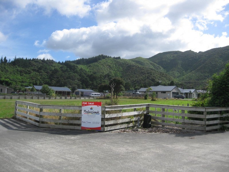 16 Ashburn Road, Wainuiomata, Lower Hutt - Carousel 3