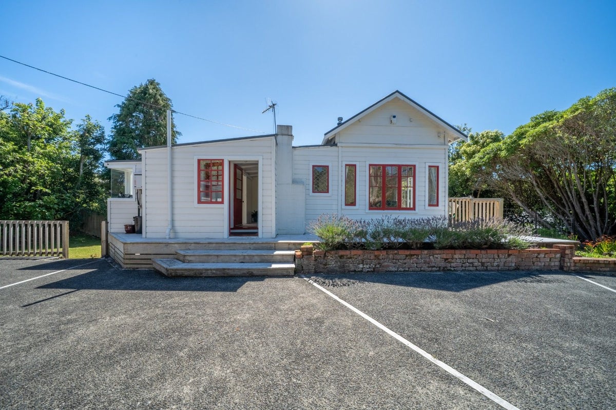 219 Middleton Road, Churton Park, Wellington - Carousel 1