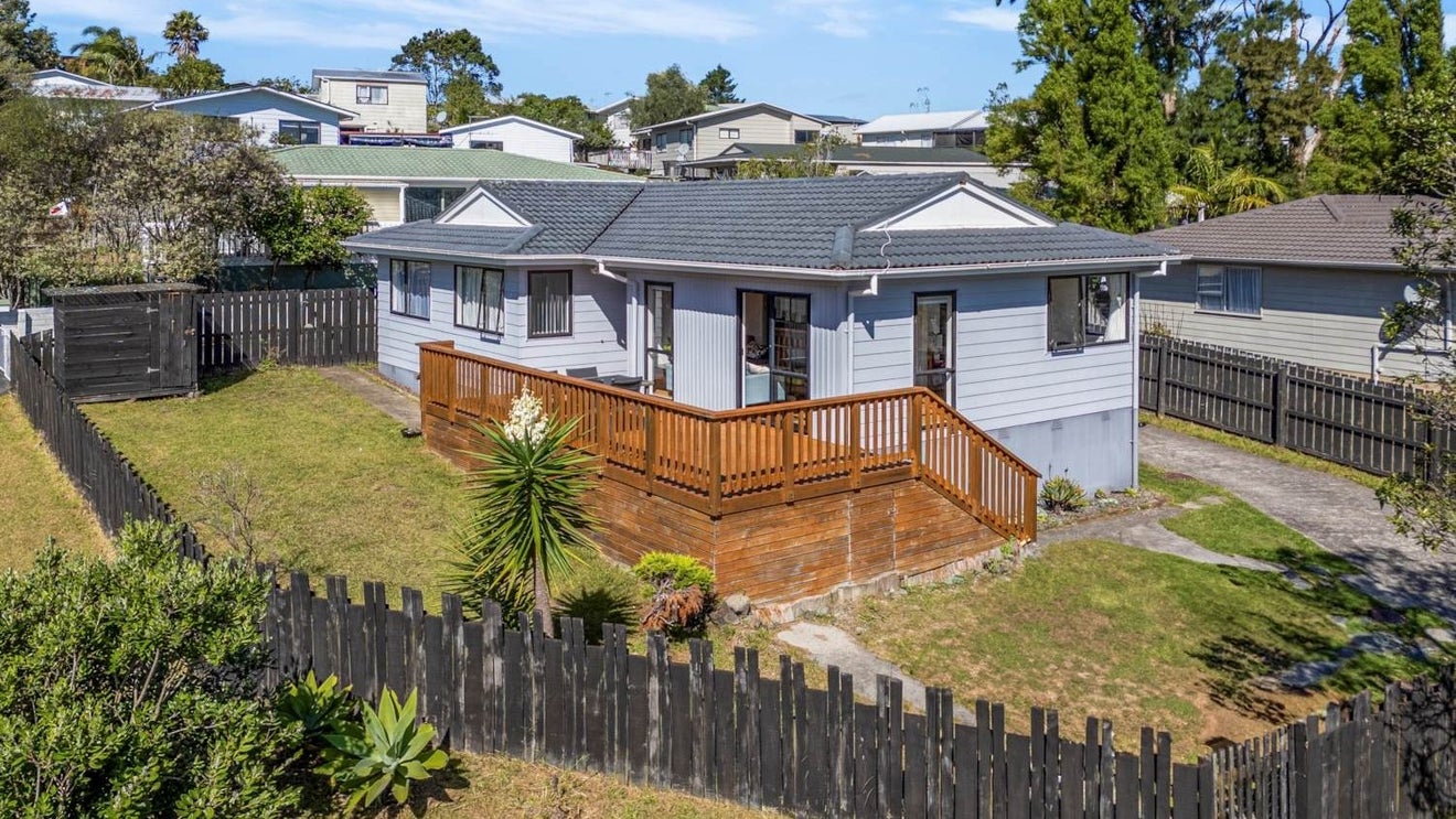 24 Fitzherbert Avenue, West Harbour, Auckland - Carousel 1