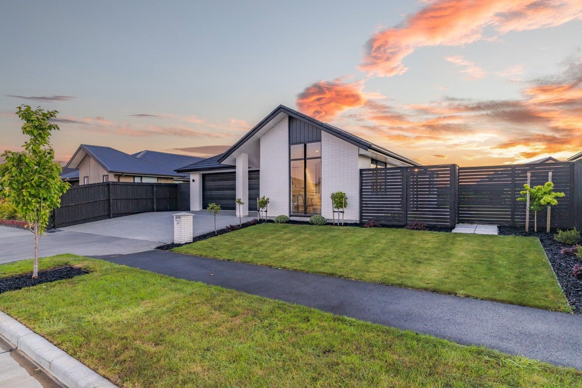 20 Selfe Crescent, Burwood, Christchurch - Carousel 1