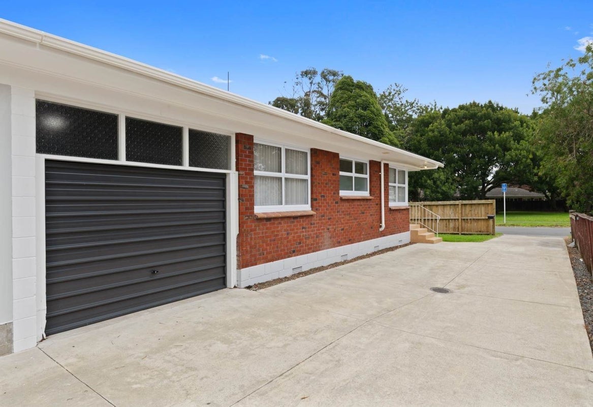 1/8 Edgewater Drive, Pakuranga, Auckland - Carousel 1