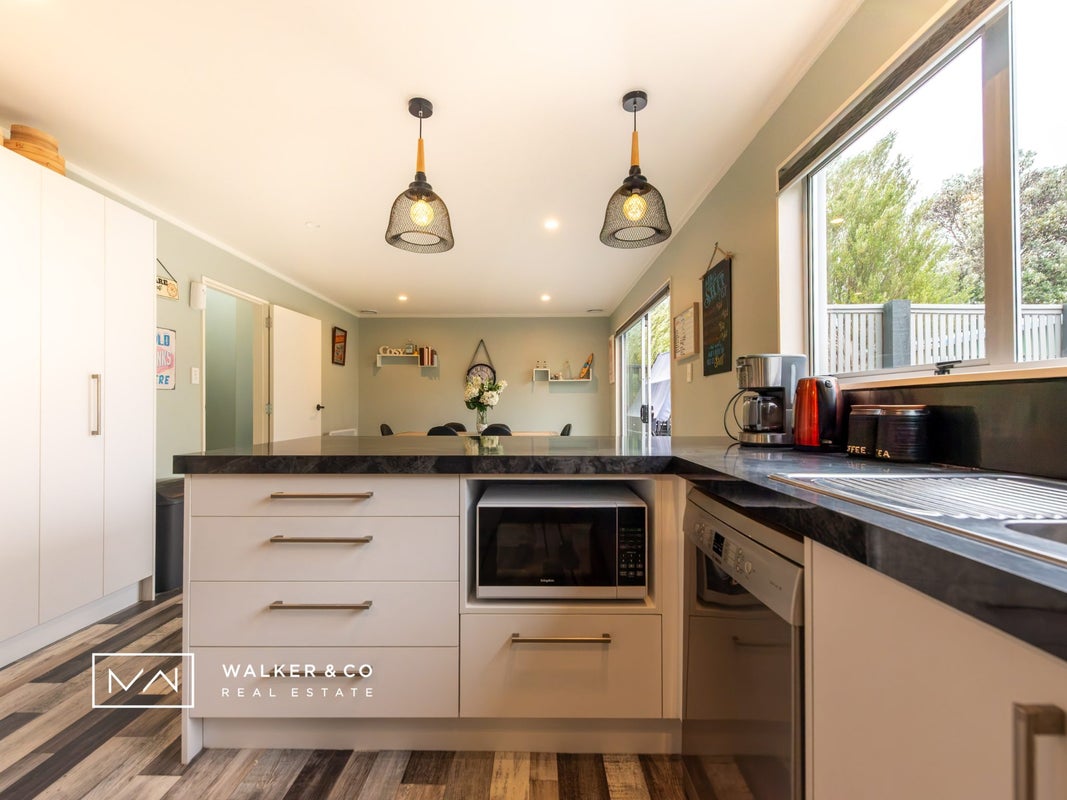 1 Roband Crescent, Brown Owl, Upper Hutt - Carousel 2