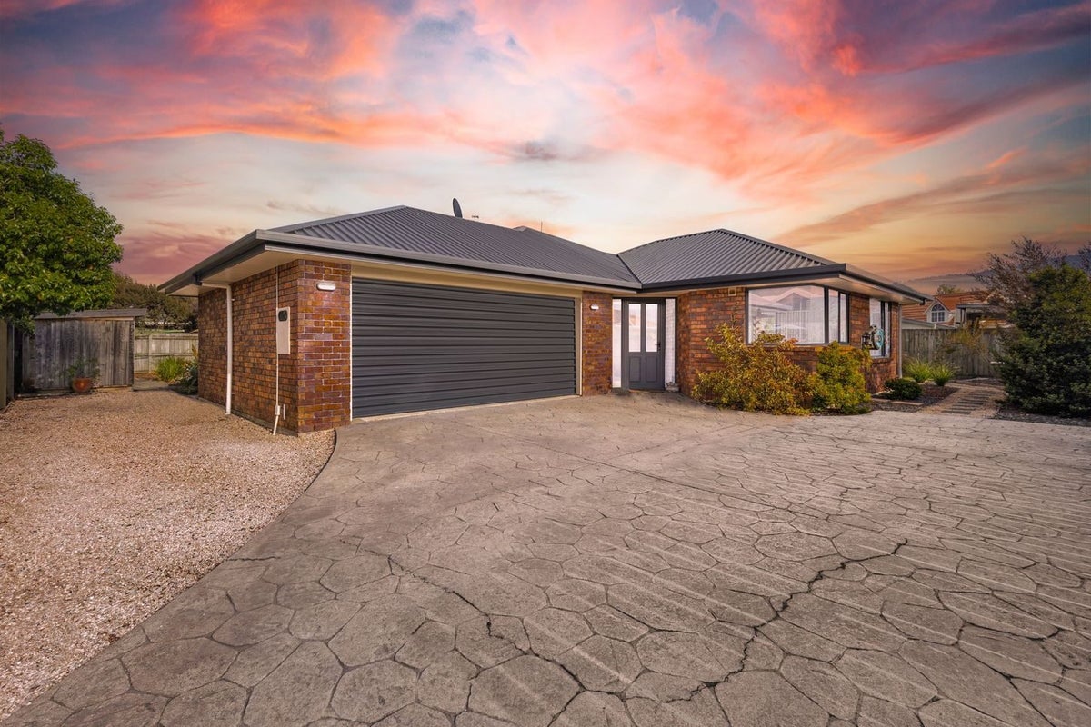 10 Saint James Avenue, Richmond, Richmond - Carousel 1