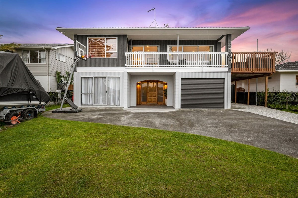 22 Realm Place, Massey, Auckland - Carousel 2