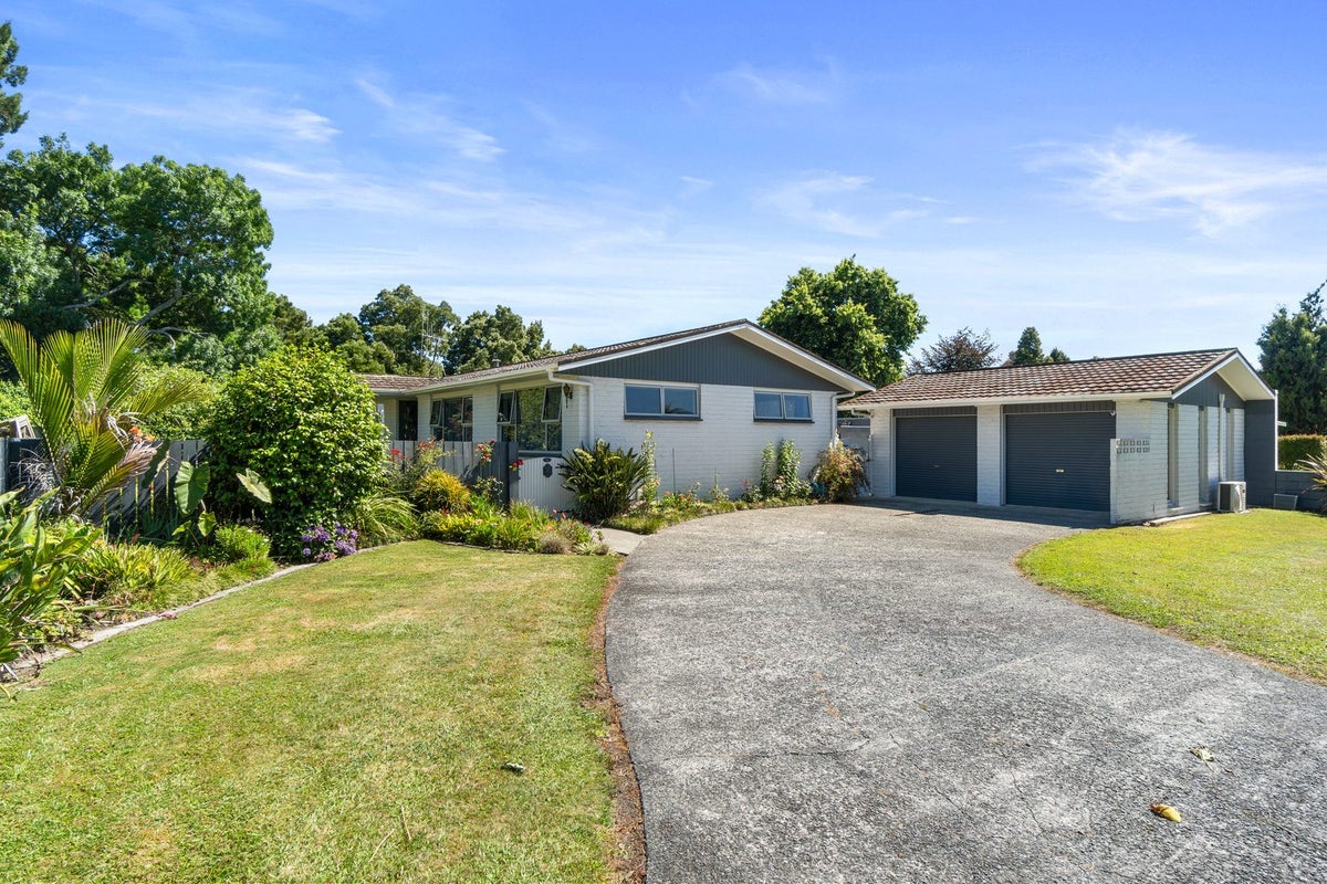 26 Totara Drive, St Andrews, Hamilton - Carousel 1