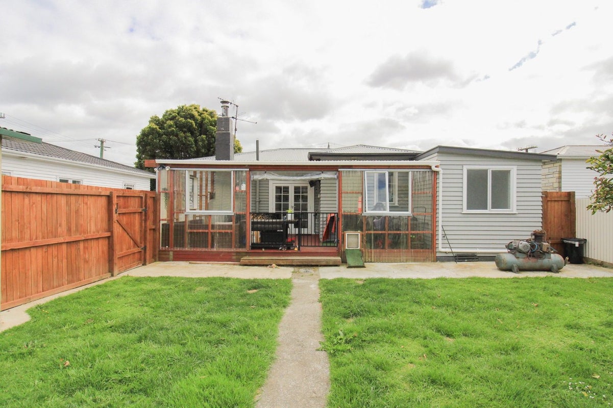 4 Meadows Avenue, Waiwhetu, Lower Hutt - Carousel 1