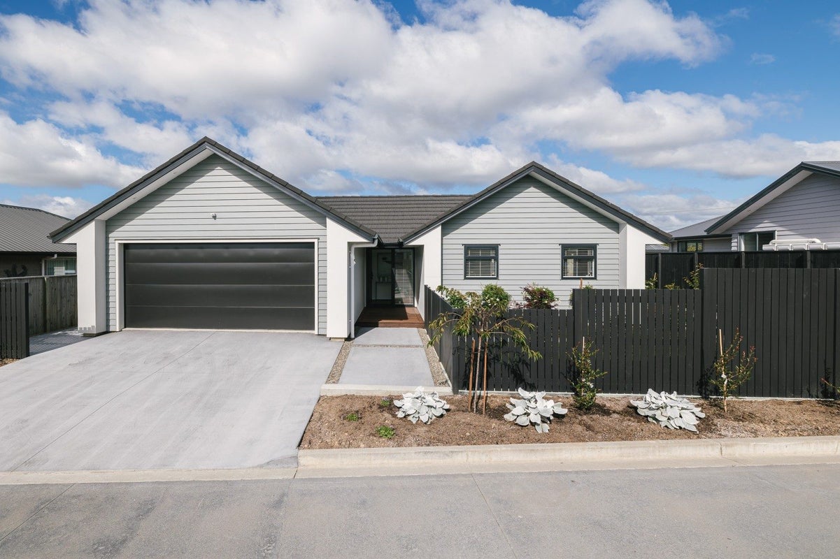 27 Daniel Place, Kelvin Grove, Palmerston North - Carousel 1