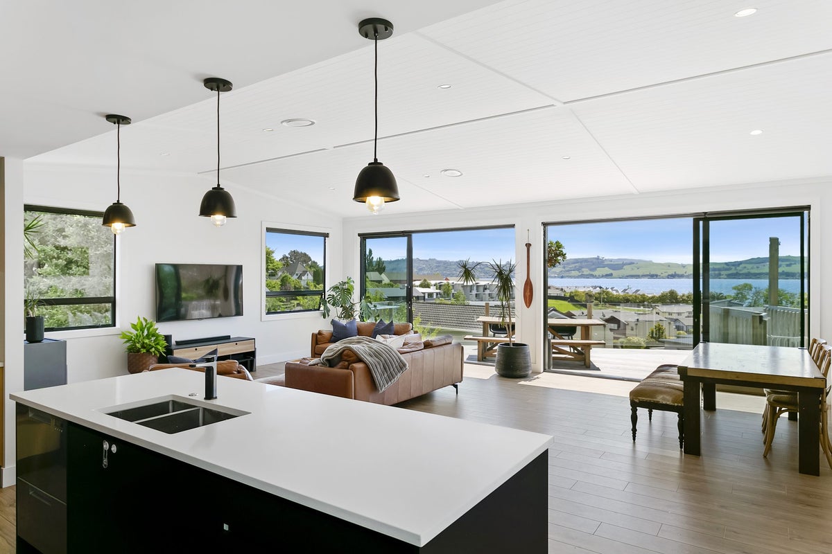 10 Bernard Street, Two Mile Bay, Taupo - Carousel 2