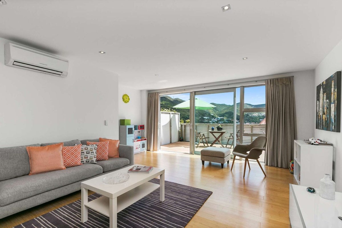 21 Saddleback Grove, Karori, Wellington - Carousel 2