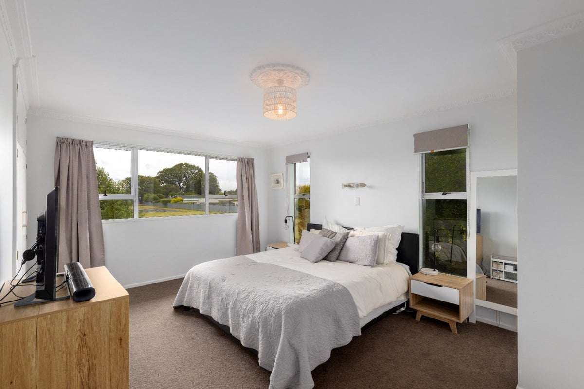 15 Tralee Place, Bishopdale, Christchurch - Carousel 1