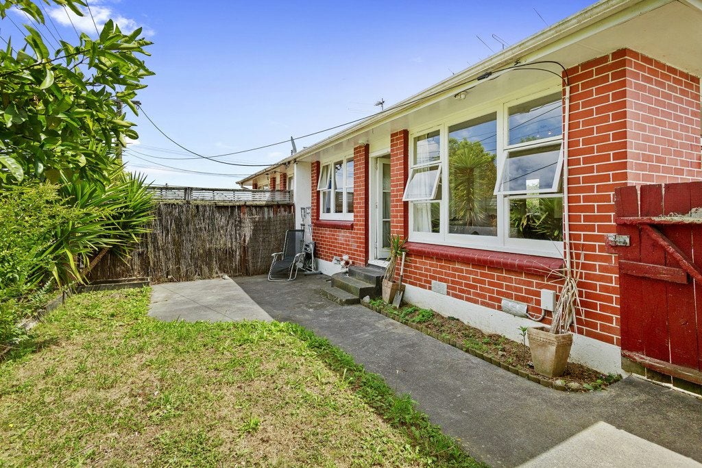 2/33 Ward Street, Trentham, Upper Hutt - Carousel 1