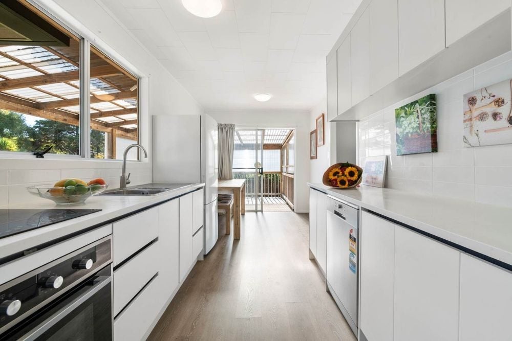 27 Contessa Drive, Glenfield, Auckland - Carousel 1
