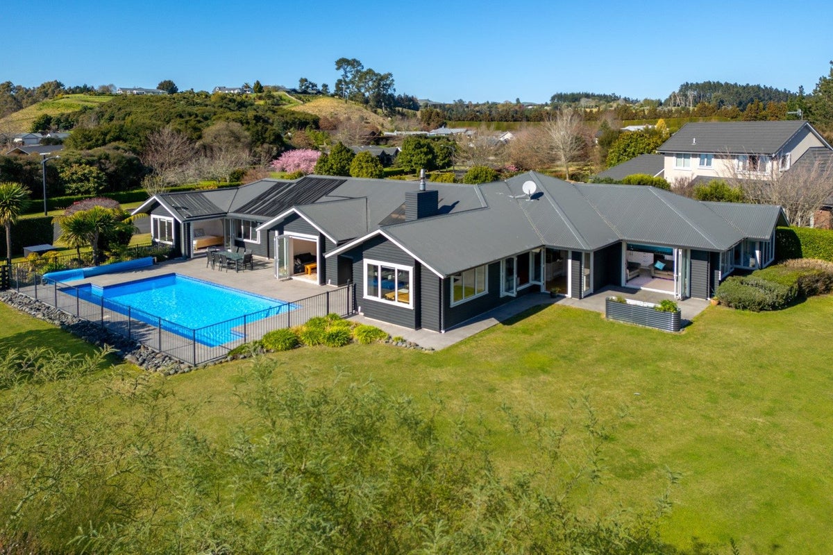 15 Pinasta Place, Tauranga - Carousel 1