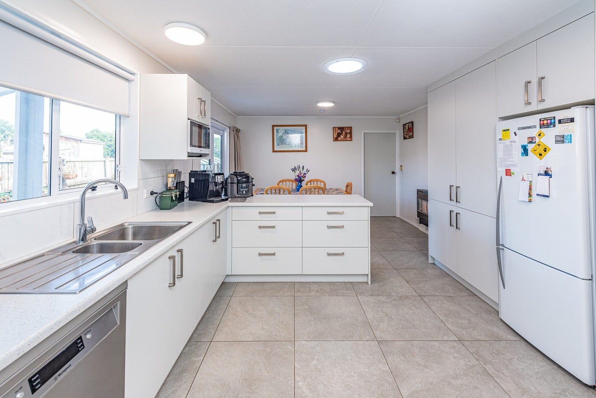 19 Exeter Crescent, Springvale, Whanganui - Carousel 2