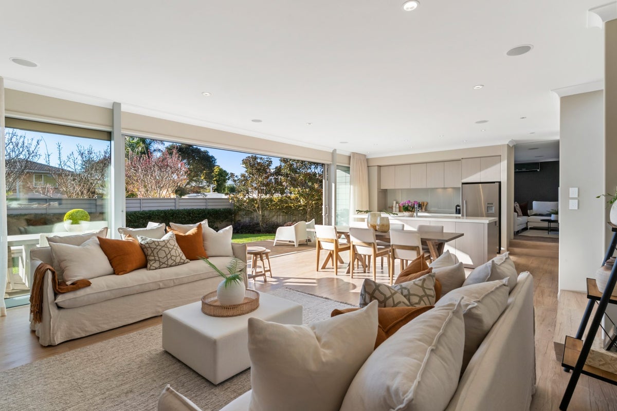 43 Ridgemount Rise, Mangere Bridge, Auckland - Carousel 2