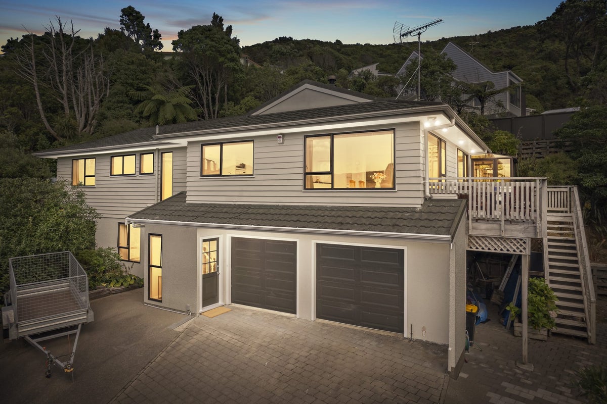 19 Paddington Grove, Karori, Wellington - Carousel 19