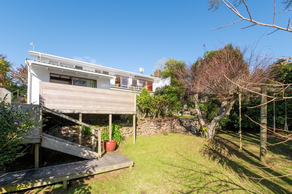 5 Naera Place, Kawaha Point, Rotorua - Carousel 1