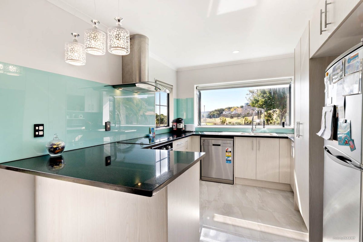 66 De Havilland Drive, Goodwood Heights, Auckland - Carousel 2