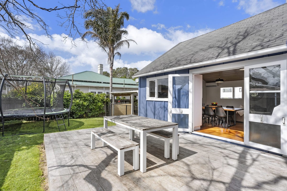 1A Stokes Avenue, Te Atatu Peninsula, Auckland - Carousel 2