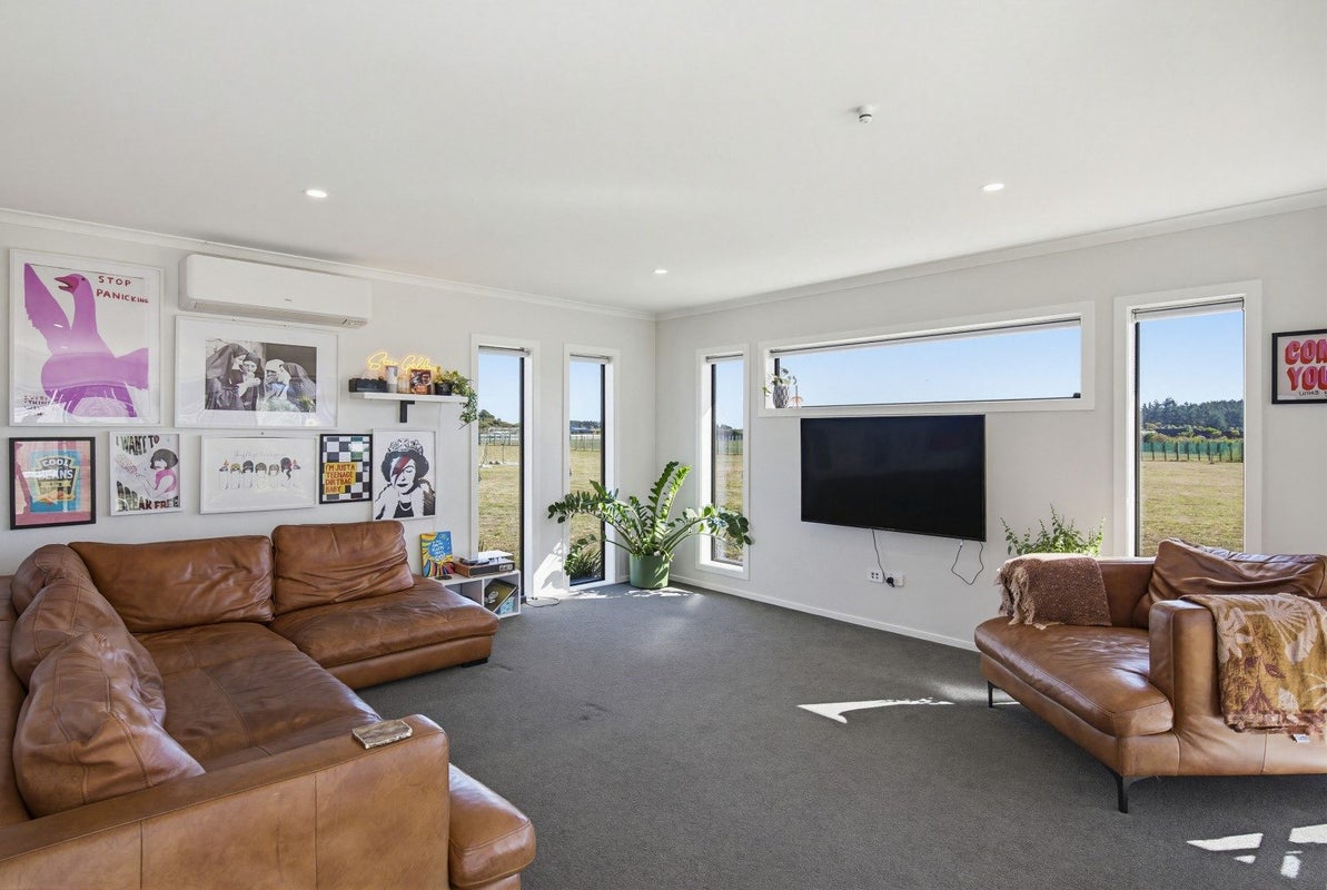 21 Mowhia Grove, Waitarere, Levin - Carousel 2