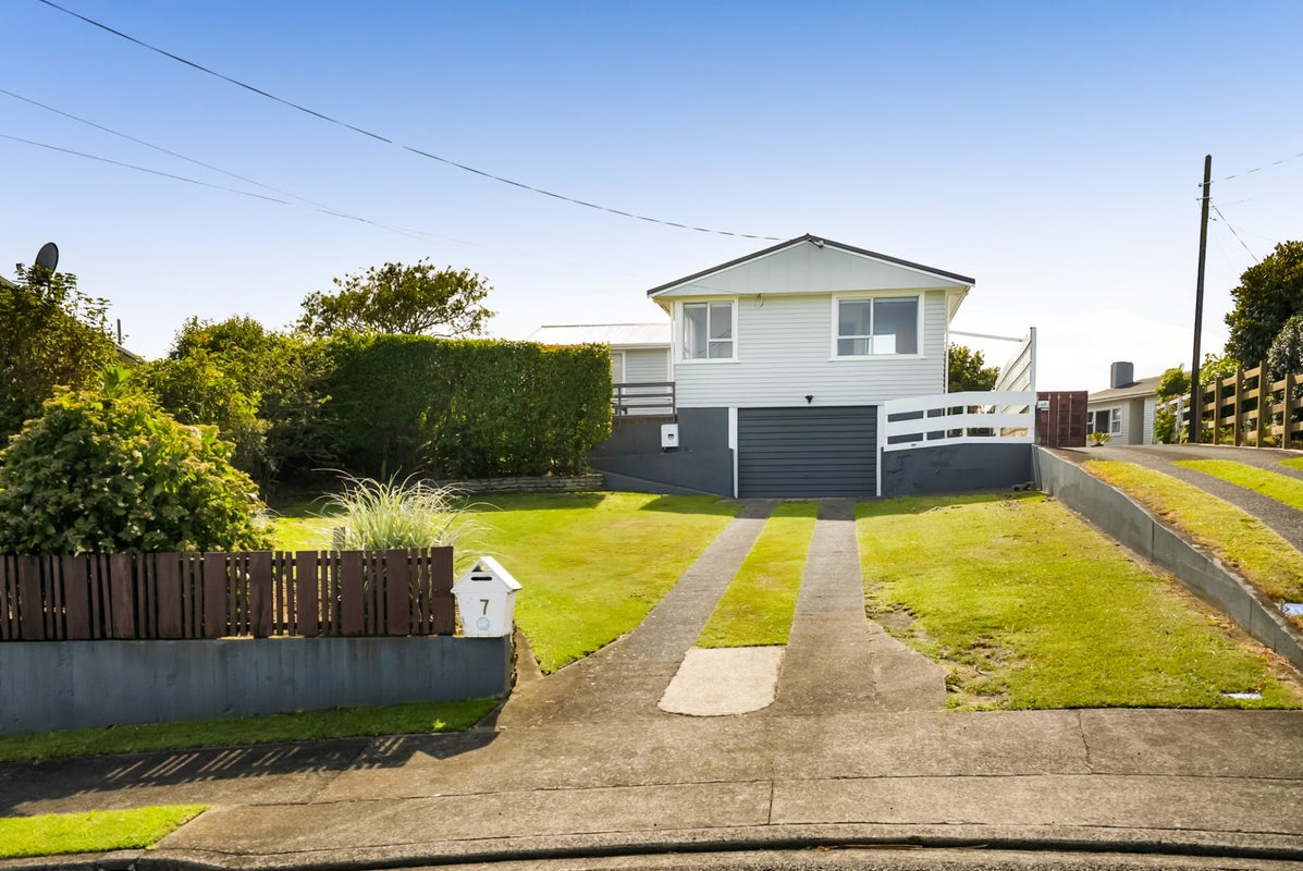 7 Hulke Crescent, Bell Block, New Plymouth - Carousel 1