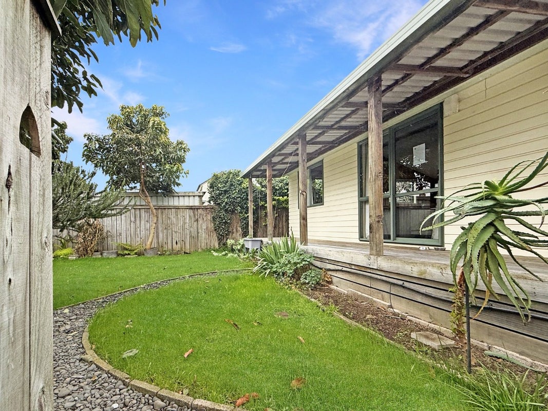 1218 Norfolk Crescent, Mayfair, Hastings - Carousel 1