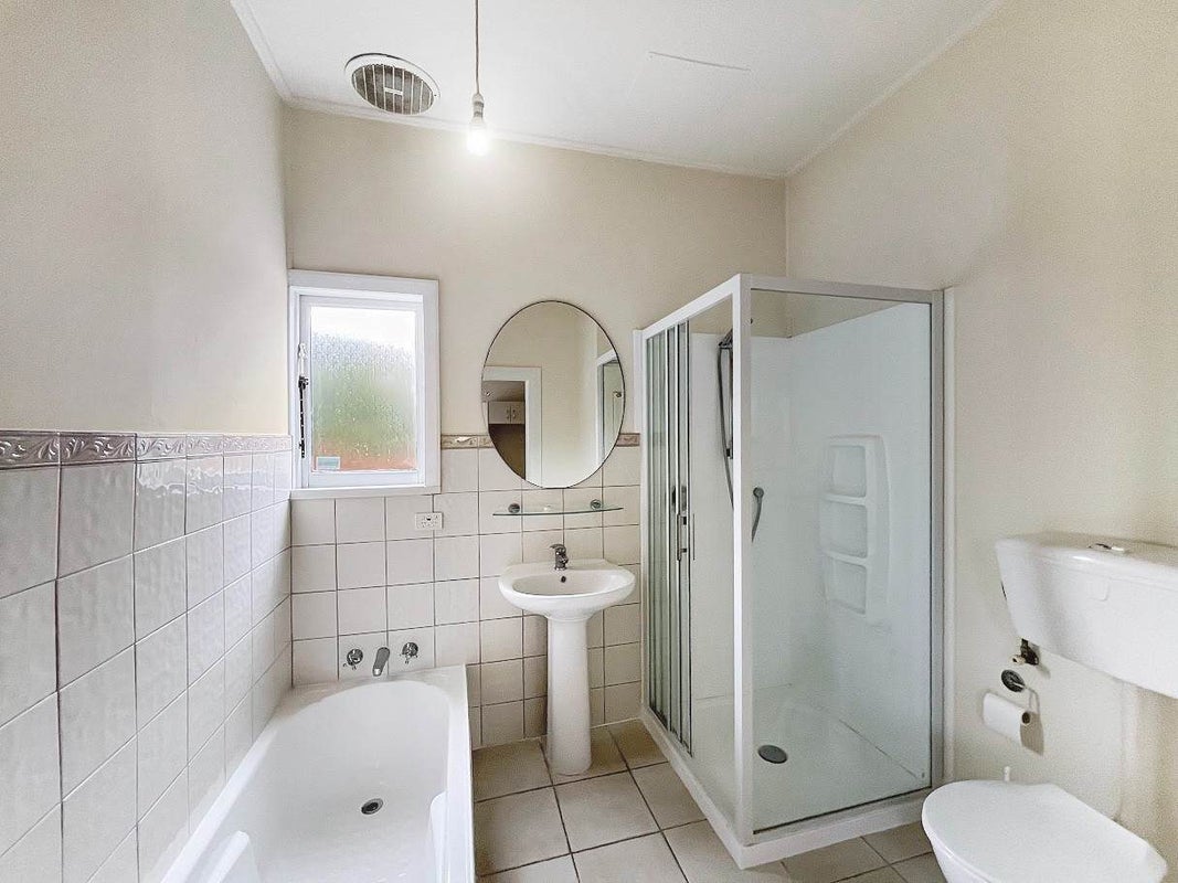 2/8 Karetu Road, Greenlane, Auckland - Carousel 6