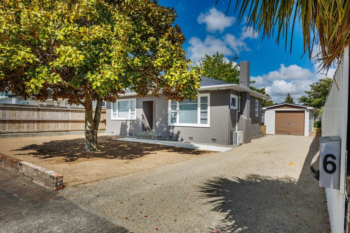6 Stirling Crescent, Hokowhitu, Palmerston North - Carousel 1