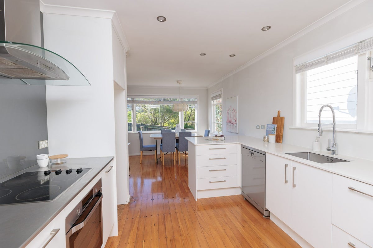 15 Collier Avenue, Karori, Wellington - Carousel 2