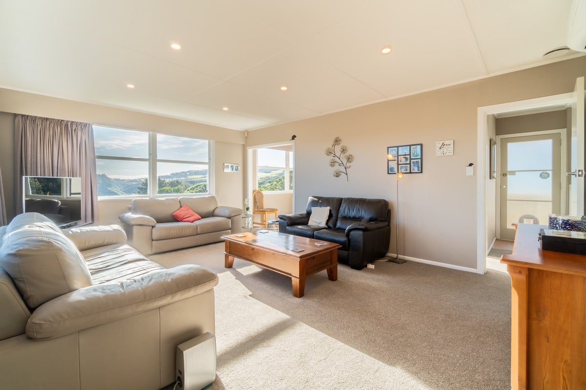 7 Beverley Grove, Paparangi, Wellington - Carousel 2