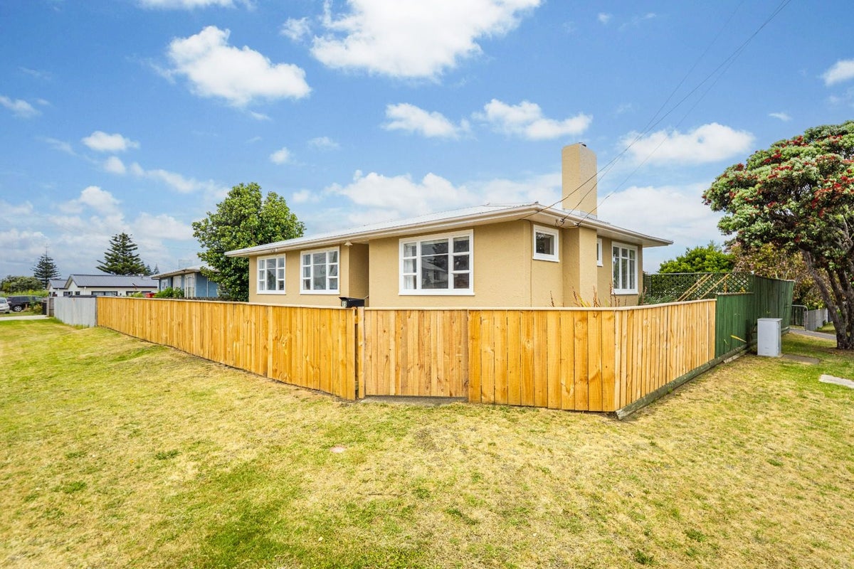 15 Egmont Street, Castlecliff, Whanganui - Carousel 1