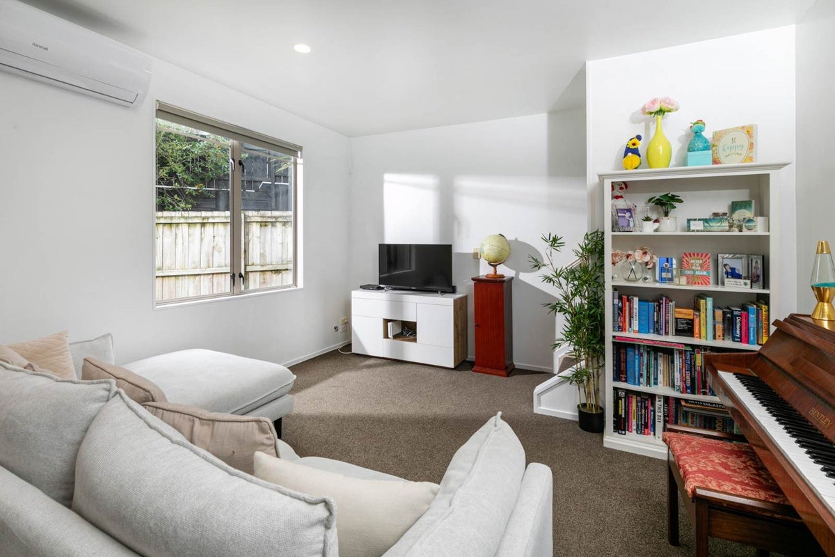 1/6 Nimstedt Avenue, Oteha, Auckland - Carousel 2