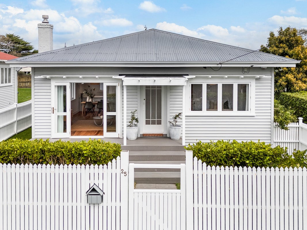 25 Ennismore Road, Mount Albert, Auckland - Carousel 1