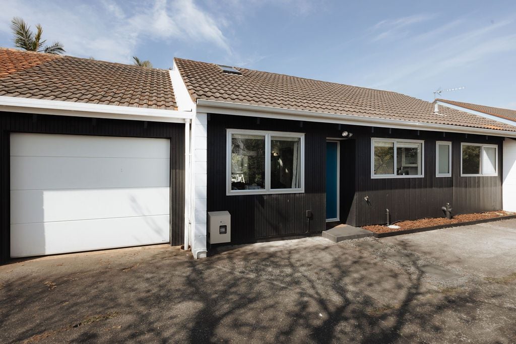 2/1 Gatman Street, Birkdale, Auckland - Carousel 1