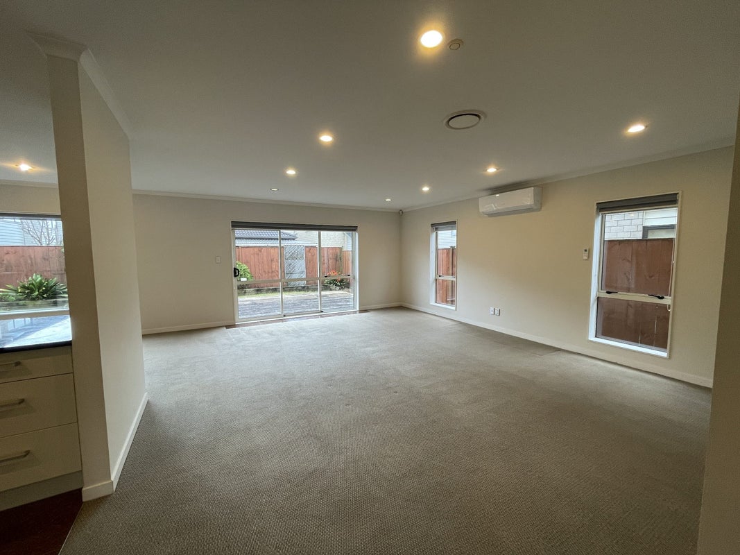 30 Dromoland Drive, Flat Bush, Auckland - Carousel 2