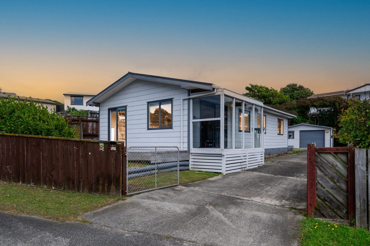 17 Moki Street, Titahi Bay, Porirua - Carousel 1