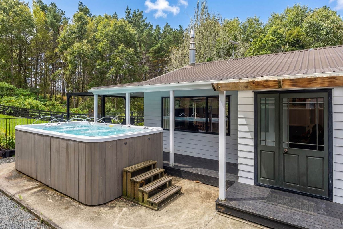 2 Cowan Bay Road, Pohuehue, Warkworth - Carousel 1