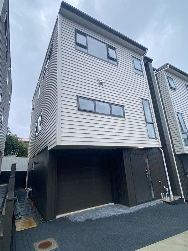 32D Potter Avenue, Northcote, Auckland - Carousel 1