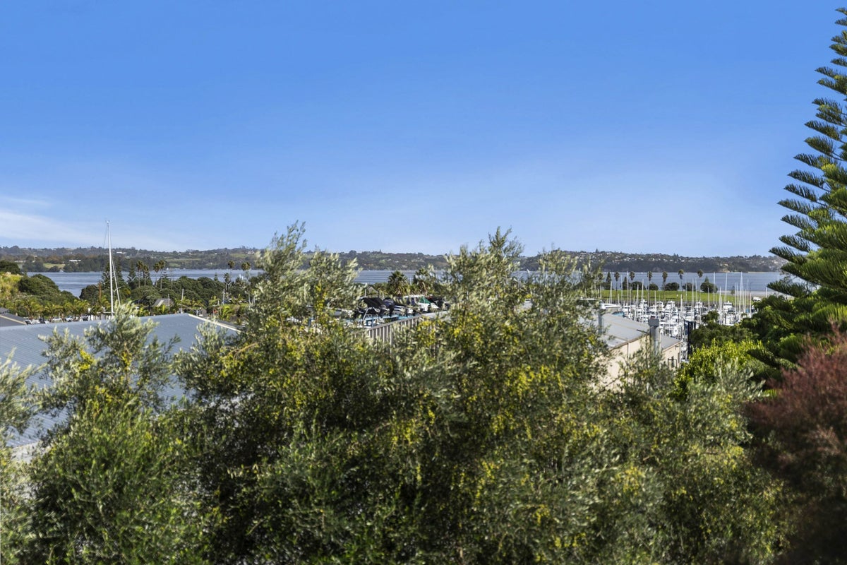 109 Pine Harbour Parade, Beachlands, Auckland - Carousel 2